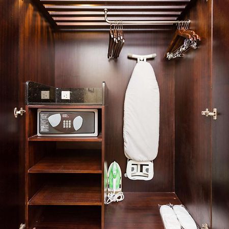 מלון גאזיאבאד Radisson Blu Towers Kaushambi Delhi Ncr מראה חיצוני תמונה A hotel room wardrobe with a safe