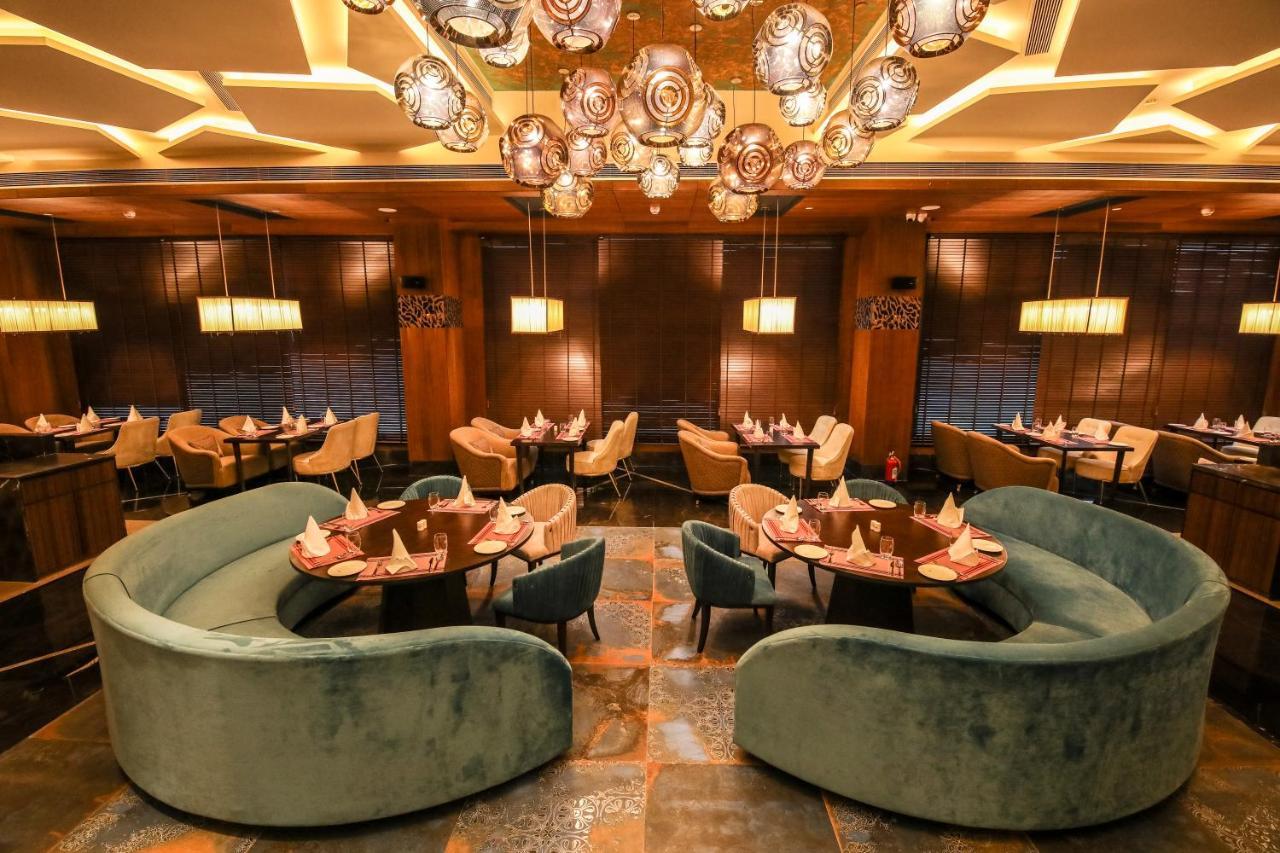 מלון גאזיאבאד Radisson Blu Towers Kaushambi Delhi Ncr מראה חיצוני תמונה The interior of the restaurant