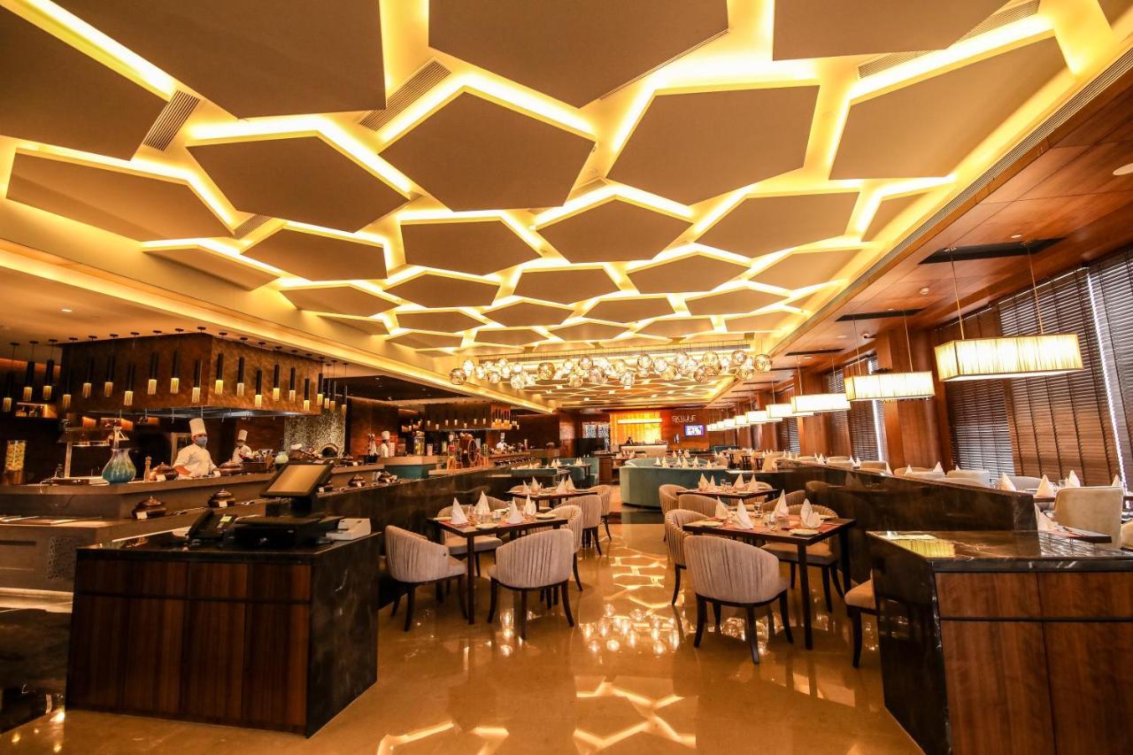 מלון גאזיאבאד Radisson Blu Towers Kaushambi Delhi Ncr מראה חיצוני תמונה The interior of the restaurant