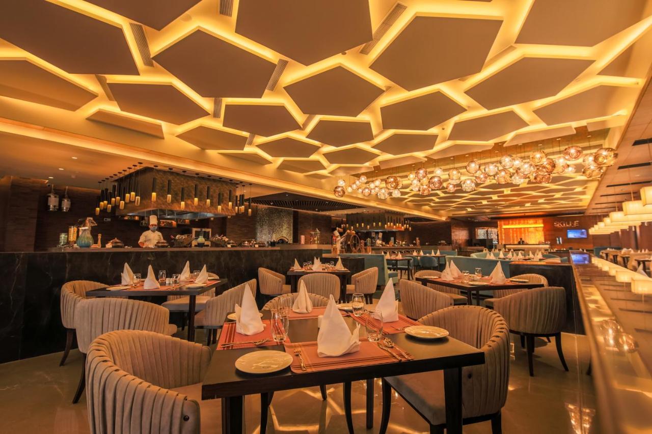 מלון גאזיאבאד Radisson Blu Towers Kaushambi Delhi Ncr מראה חיצוני תמונה The interior of the restaurant