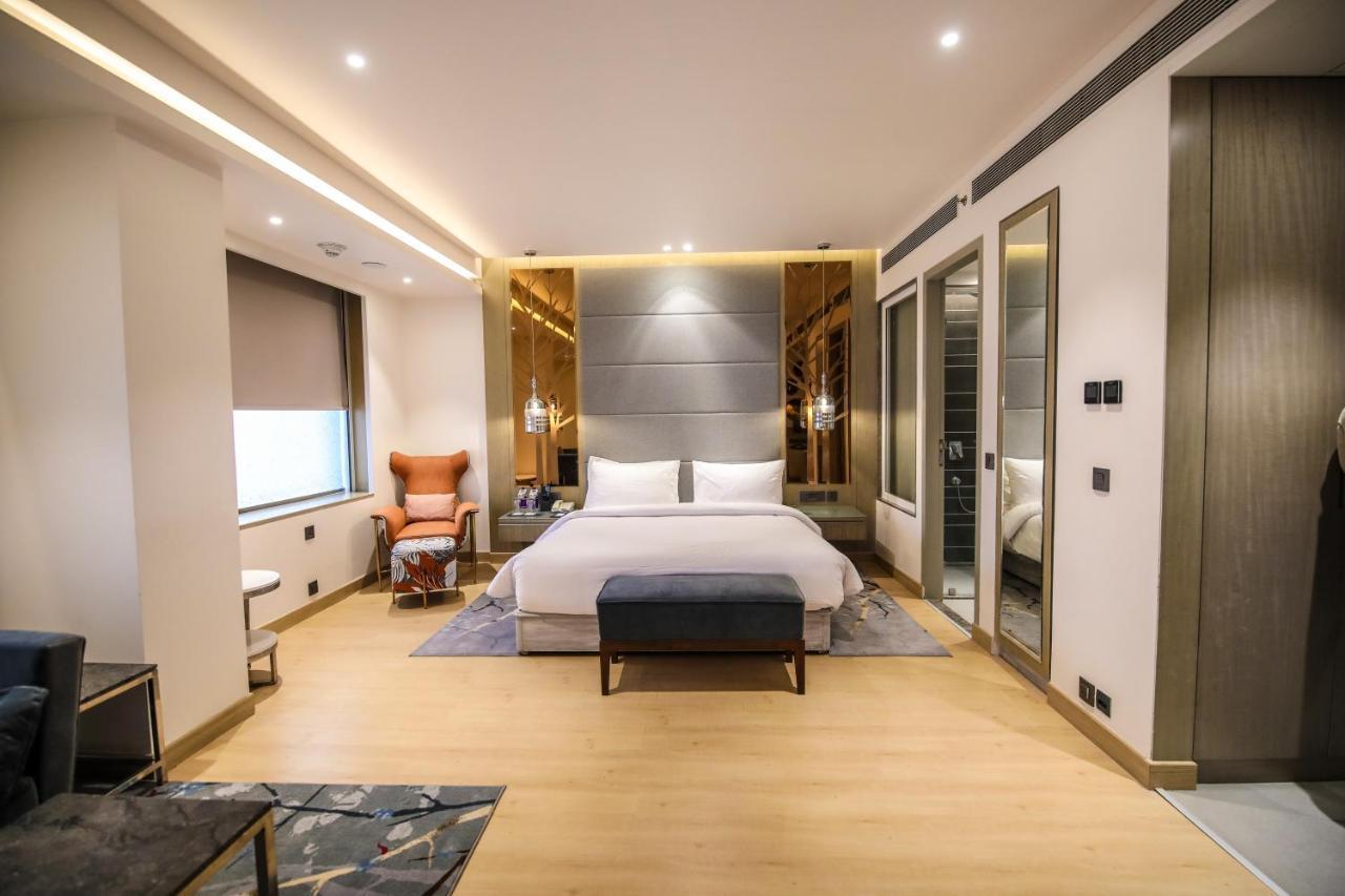 מלון גאזיאבאד Radisson Blu Towers Kaushambi Delhi Ncr מראה חיצוני תמונה A bedroom at the hotel
