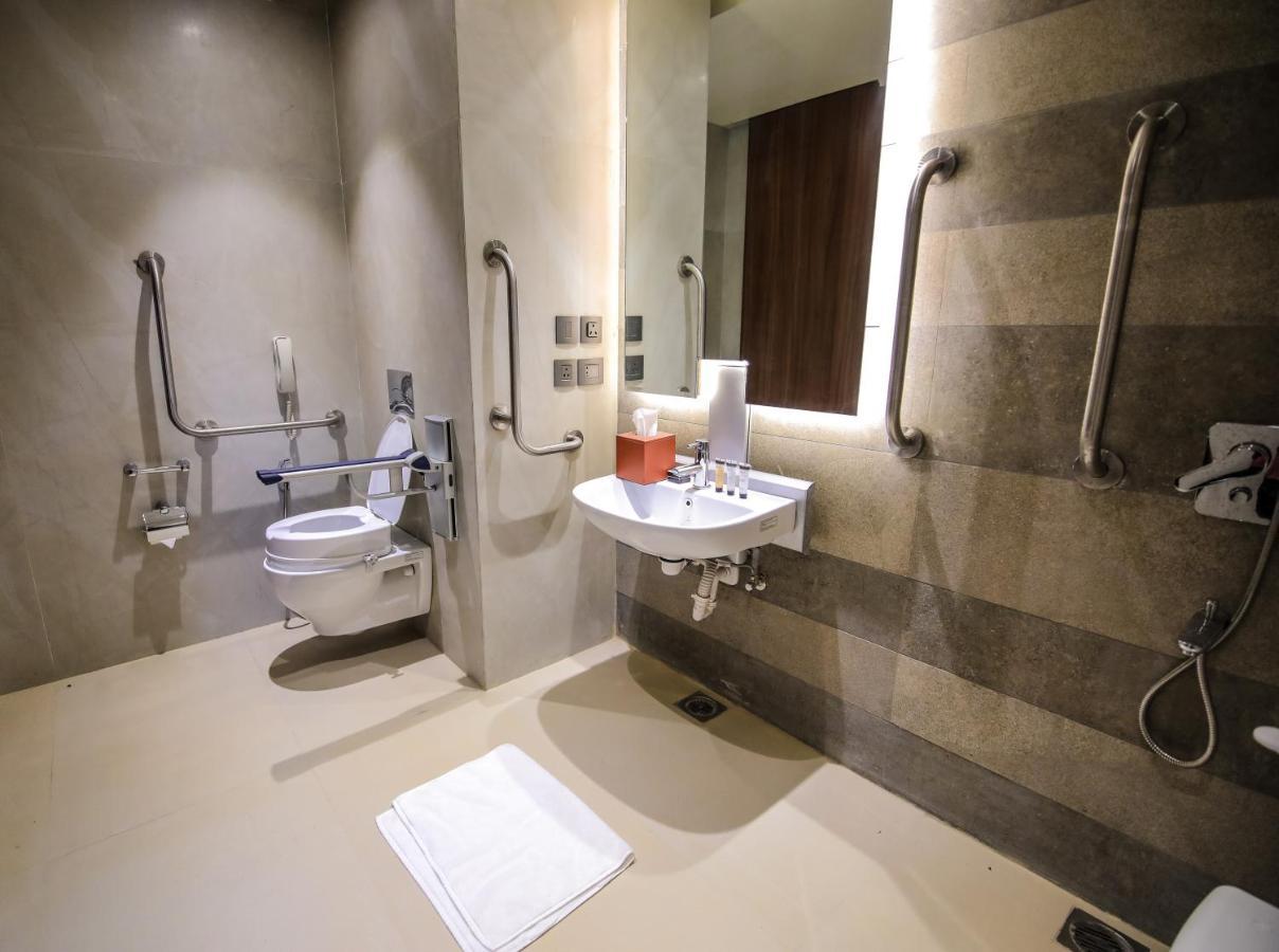 מלון גאזיאבאד Radisson Blu Towers Kaushambi Delhi Ncr מראה חיצוני תמונה Disabled toilet with a disabled shower