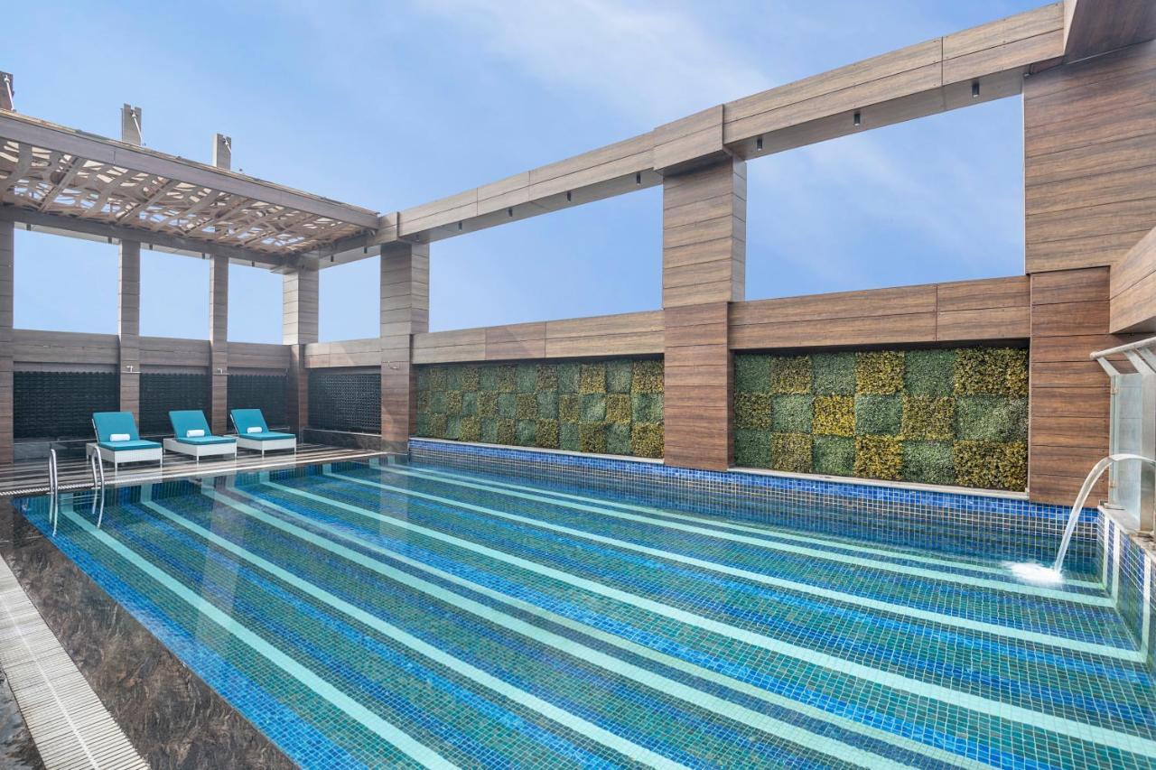מלון גאזיאבאד Radisson Blu Towers Kaushambi Delhi Ncr מראה חיצוני תמונה Rooftop pool