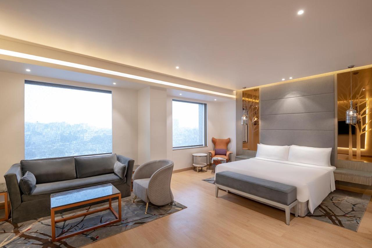 מלון גאזיאבאד Radisson Blu Towers Kaushambi Delhi Ncr מראה חיצוני תמונה A suite at the hotel