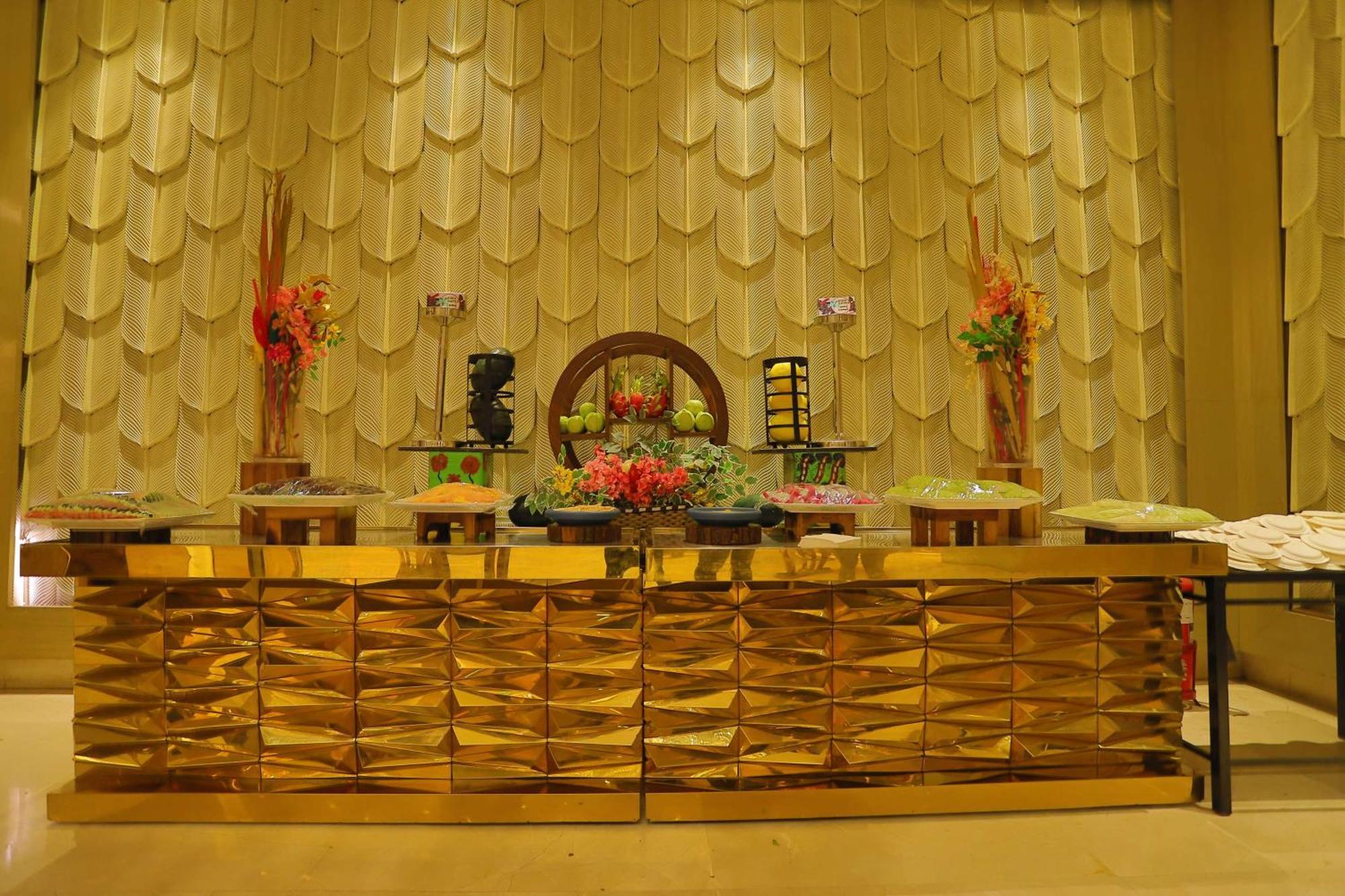מלון גאזיאבאד Radisson Blu Towers Kaushambi Delhi Ncr מראה חיצוני תמונה A Buddhist altar