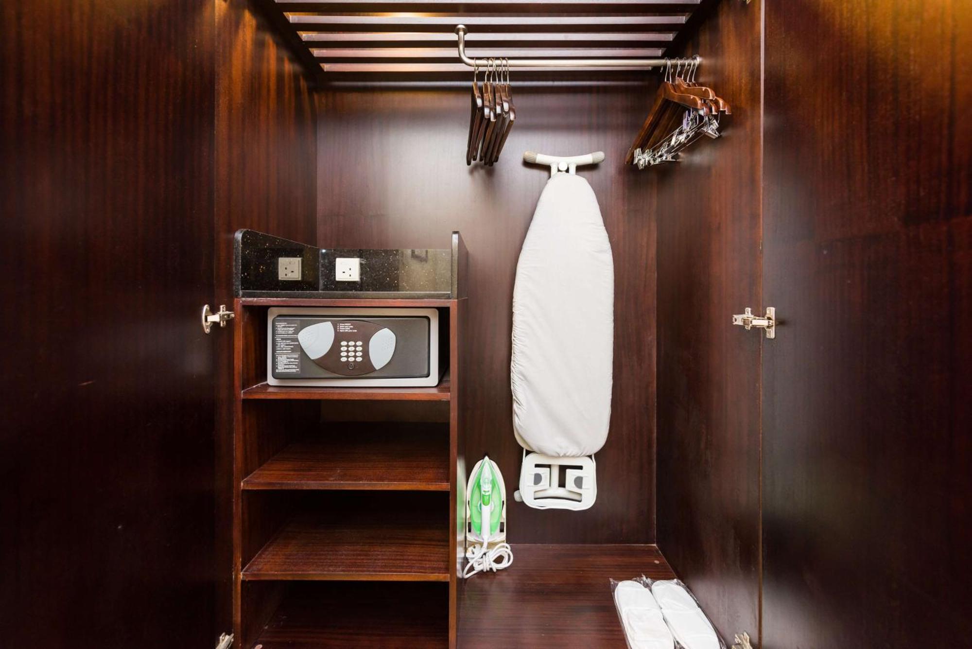 מלון גאזיאבאד Radisson Blu Towers Kaushambi Delhi Ncr מראה חיצוני תמונה A hotel room wardrobe with a safe