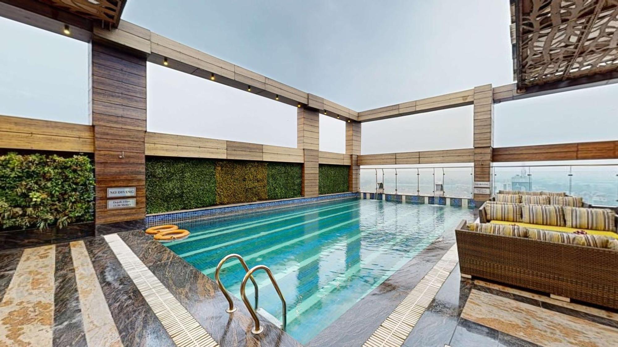 מלון גאזיאבאד Radisson Blu Towers Kaushambi Delhi Ncr מראה חיצוני תמונה The swimming pool at the hotel